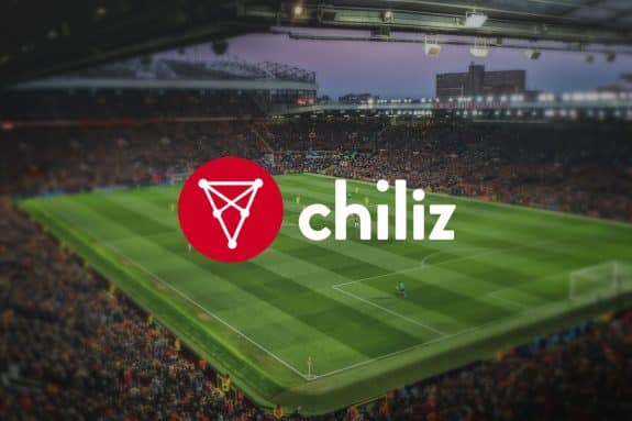 1664448465 Chiliz Logo mit Fusballstadion im Hintergrund